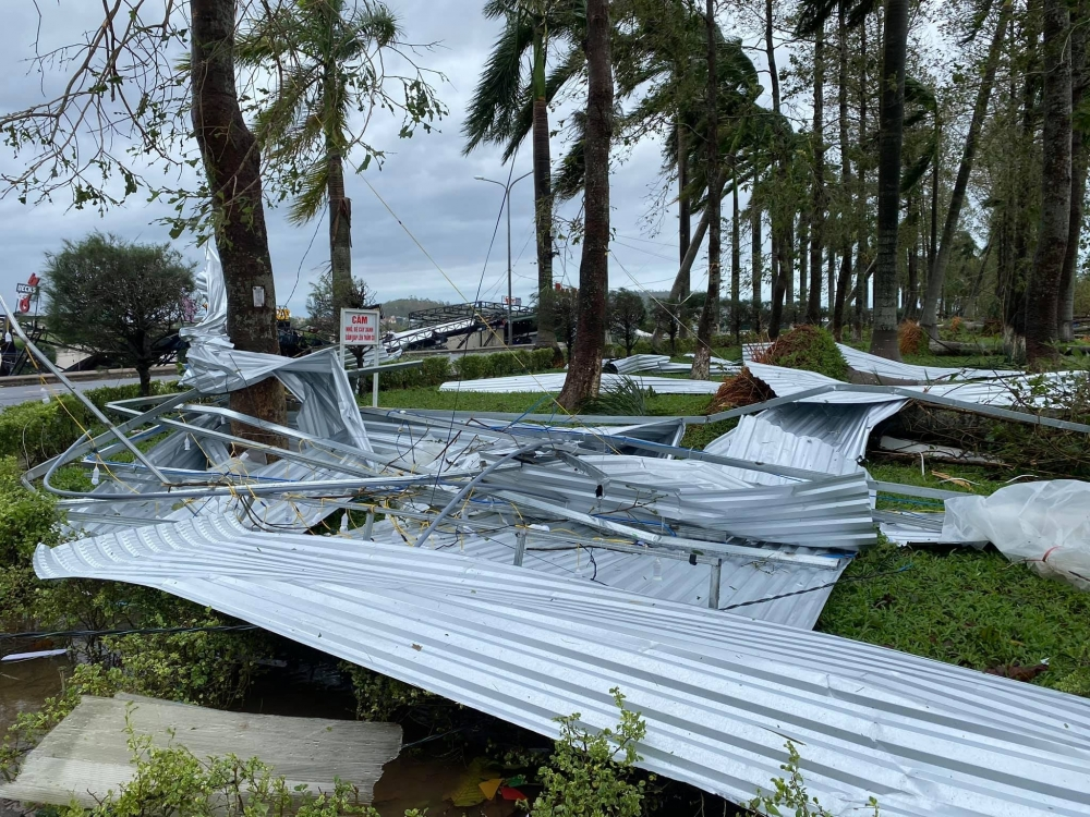 Quang Ngai, Quang Nam in central Vietnam left desolate after fierce storm Molave